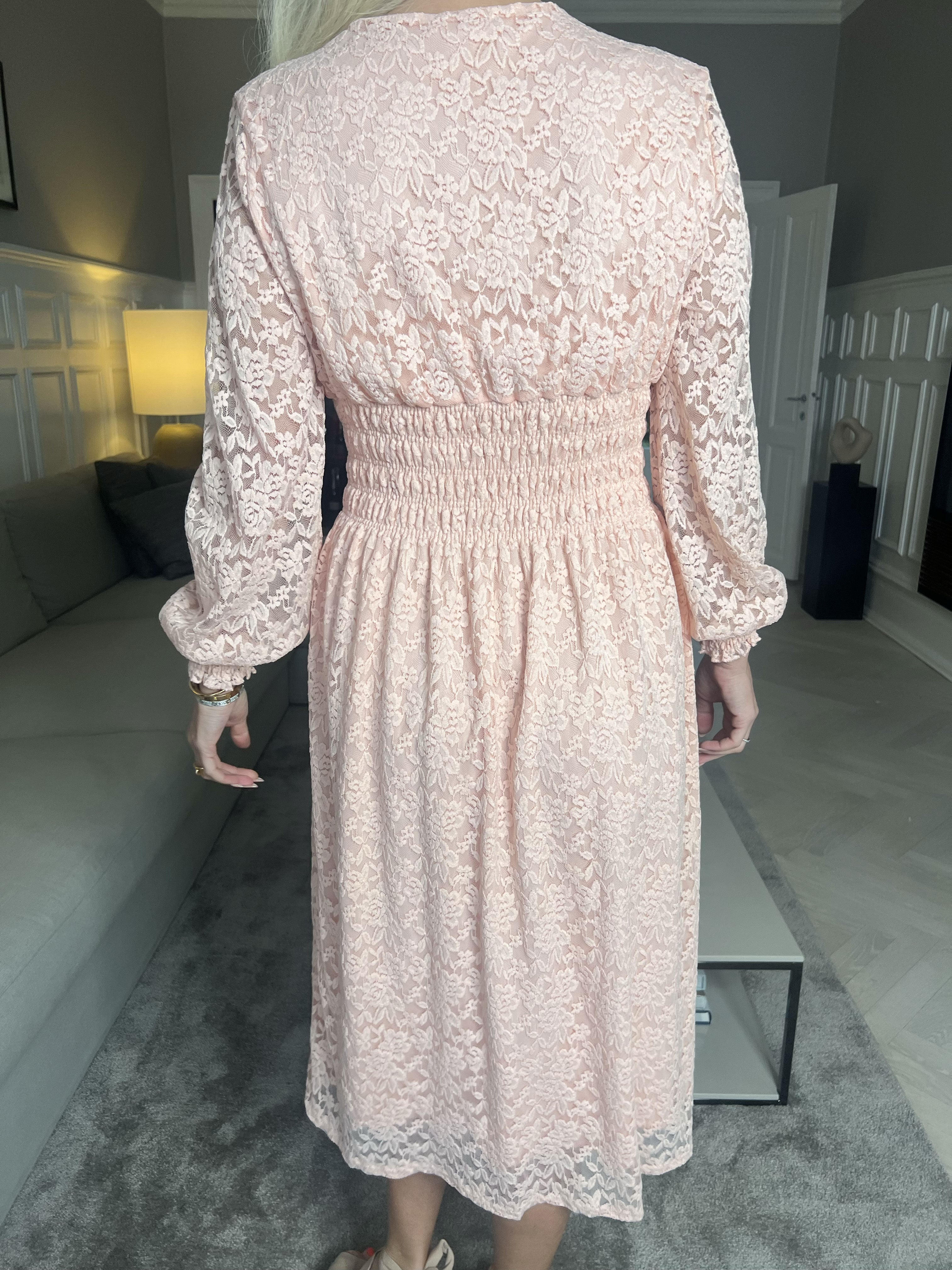 Pams Lace Midi L/S - Klänning i elastisk spets med lång ärm